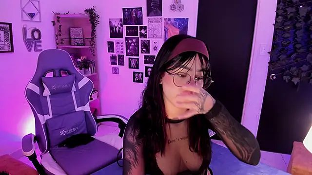 Snapshot of Liz_rogers_x chatting on November 17, 2025, 2:15 am Liz rogers x online show from November 17, 2025, 2:15 am