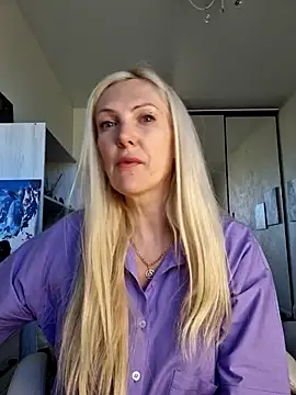 Snapshot of Monna chatting on May 4, 2026, 2:42 pm Monna online show from May 4, 2026, 2:42 pm