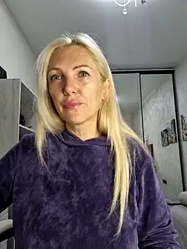 Snapshot of Monna chatting on November 12, 2025, 6:12 pm Monna online show from November 12, 2025, 6:12 pm