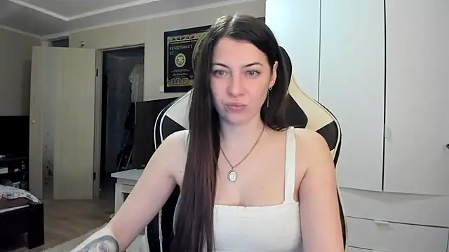 Snapshot of EmiLovsi chatting on April 4, 2026, 8:48 pm EmiLovsi online show from April 4, 2026, 8:48 pm