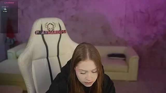 Snapshot of Esmie_Smile chatting on April 1, 2026, 1:41 am Esmie Smile online show from April 1, 2026, 1:41 am