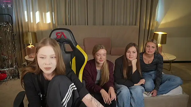 Snapshot of Esmie_Smile chatting on September 26, 2025, 2:35 pm Esmie Smile online show from September 26, 2025, 2:35 pm