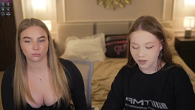 Snapshot of Esmie_Smile chatting on November 18, 2025, 3:26 pm Esmie Smile online show from November 18, 2025, 3:26 pm