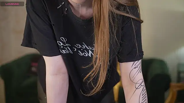 Snapshot of Esmie_Smile chatting on February 19, 2026, 12:07 am Esmie Smile online show from February 19, 2026, 12:07 am