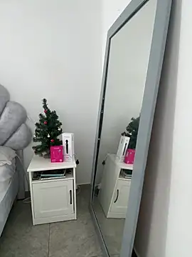 emma-conti2 online show from December 18, 2025, 3:05 pm