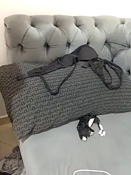 Queen-15 online show from November 9, 2025, 11:42 pm