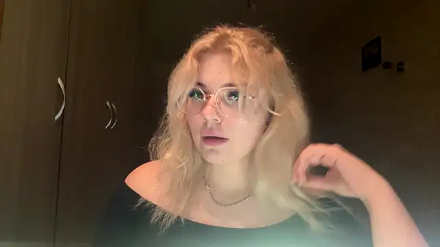 Snapshot of sunshinyflash chatting on November 9, 2025, 6:23 pm sunshinyflash online show from November 9, 2025, 6:23 pm