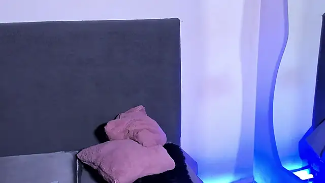 saramikaelson online show from April 15, 2026, 9:37 pm