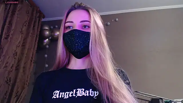 Snapshot of Iris_lave chatting on November 14, 2025, 6:33 pm Iris lave online show from November 14, 2025, 6:33 pm