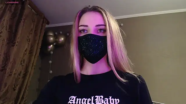 Snapshot of Iris_lave chatting on November 16, 2025, 4:23 pm Iris lave online show from November 16, 2025, 4:23 pm