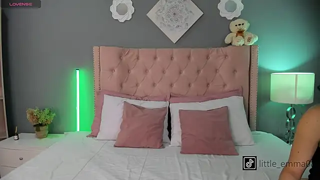 Snapshot of Joe_And_Emma chatting on October 21, 2025, 7:13 pm Joe And Emma online show from October 21, 2025, 7:13 pm