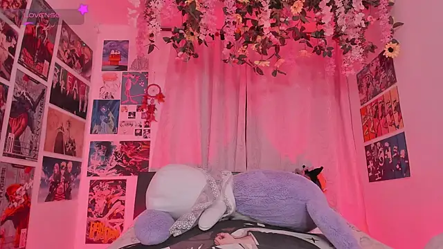 FluffyMelons online show from May 16, 2026, 11:04 pm