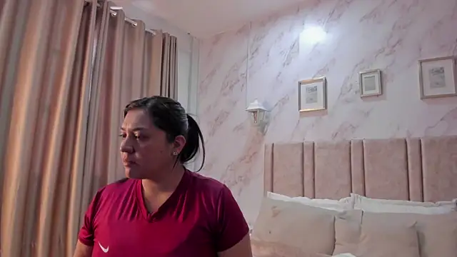 Snapshot of Paula_And chatting on October 19, 2025, 7:38 pm Paula And online show from October 19, 2025, 7:38 pm