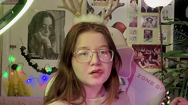 Snapshot of Sienna-Cow chatting on December 15, 2025, 5:30 pm Sienna-Cow online show from December 15, 2025, 5:30 pm