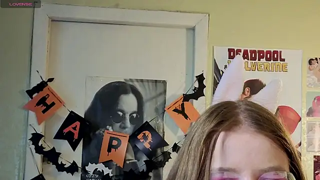 Snapshot of Sienna-Cow chatting on October 29, 2025, 11:53 am Sienna-Cow online show from October 29, 2025, 11:53 am