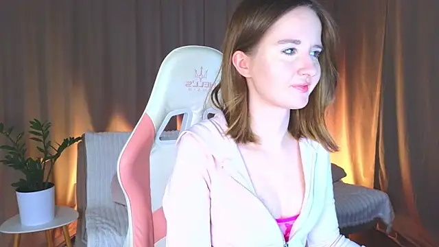 Snapshot of AlexsisFaee chatting on November 10, 2025, 10:04 pm AlexsisFaee online show from November 10, 2025, 10:04 pm