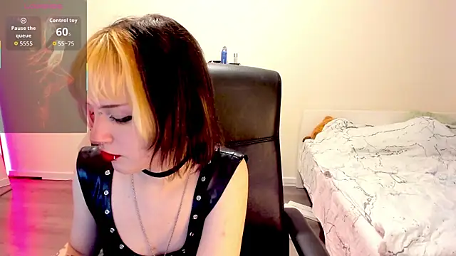 LiyaLuna online show from December 1, 2025, 1:01 pm