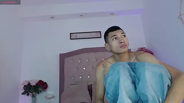 Snapshot of AmelieAndAce chatting on September 23, 2025, 12:45 pm AmelieAndAce online show from September 23, 2025, 12:45 pm