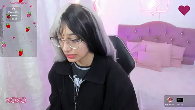 HANNI TAY online show from December 3, 2025, 11:42 am