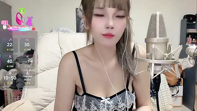 twlilybae online show from June 3, 2026, 3:51 am
