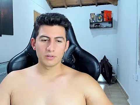 Snapshot of Leo_Neumann chatting on October 19, 2025, 1:08 am Leo Neumann online show from October 19, 2025, 1:08 am