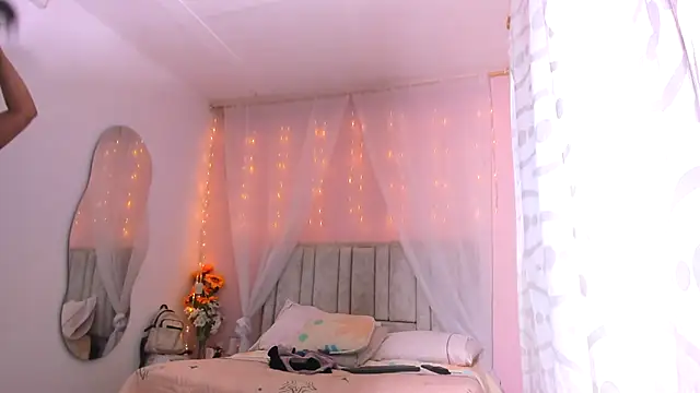 Snapshot of Rachellcooperrr chatting on October 15, 2025, 8:55 am Rachellcooperrr online show from October 15, 2025, 8:55 am