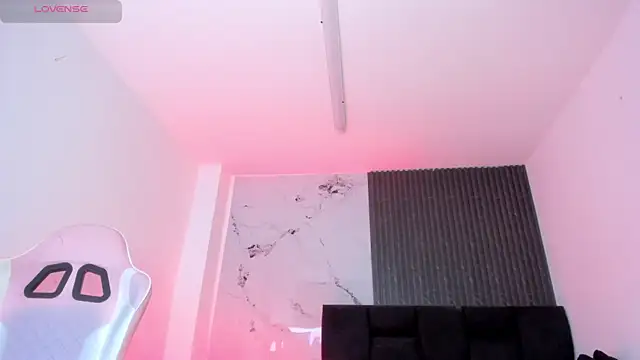 chloesagee online show from April 9, 2026, 9:32 pm