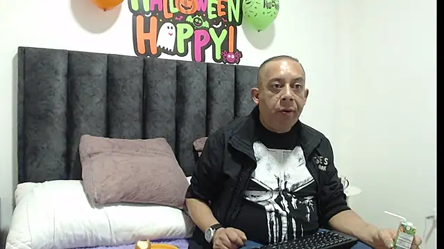 Snapshot of GabrielandAbigail chatting on October 31, 2025, 12:13 pm GabrielandAbigail online show from October 31, 2025, 12:13 pm