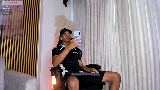 Snapshot of JulienSaint chatting on November 14, 2025, 12:09 pm JulienSaint online show from November 14, 2025, 12:09 pm