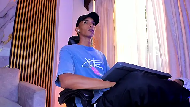 Snapshot of JulienSaint chatting on November 15, 2025, 12:09 pm JulienSaint online show from November 15, 2025, 12:09 pm