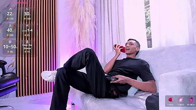 Snapshot of JulienSaint chatting on October 7, 2025, 12:06 pm JulienSaint online show from October 7, 2025, 12:06 pm