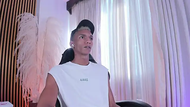 Snapshot of JulienSaint chatting on October 28, 2025, 12:26 pm JulienSaint online show from October 28, 2025, 12:26 pm