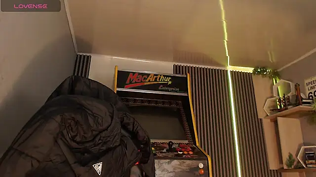 Snapshot of Bastian_MCcormick chatting on December 14, 2025, 12:00 pm Bastian MCcormick online show from December 14, 2025, 12:00 pm