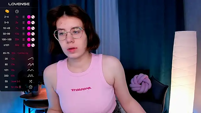 Snapshot of BellaCaress chatting on December 3, 2025, 2:45 am BellaCaress online show from December 3, 2025, 2:45 am