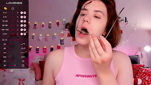 Snapshot of BellaCaress chatting on December 15, 2025, 2:28 am BellaCaress online show from December 15, 2025, 2:28 am