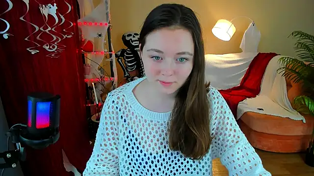 AlluringLookk online show from November 3, 2025, 4:21 pm