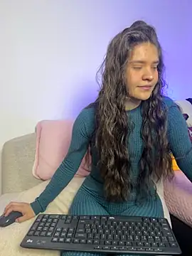 Emilyybennet  online show from November 25, 2025, 9:31 am