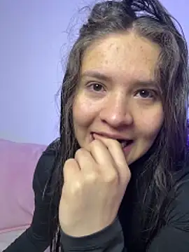 Emilyybennet  online show from December 18, 2025, 9:07 pm