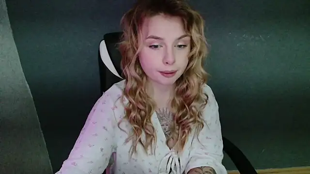 Snapshot of AngelicaHollywood chatting on November 25, 2025, 6:19 pm AngelicaHollywood online show from November 25, 2025, 6:19 pm