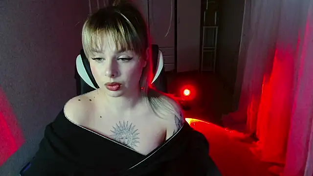 Snapshot of AngelicaHollywood chatting on February 19, 2026, 10:18 pm AngelicaHollywood online show from February 19, 2026, 10:18 pm