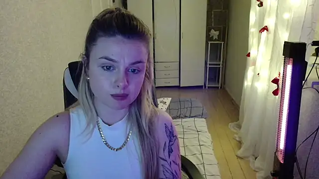 Snapshot of AngelicaHollywood chatting on December 16, 2025, 8:13 pm AngelicaHollywood online show from December 16, 2025, 8:13 pm