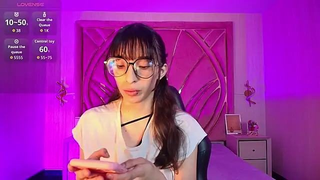 Emilia Bons online show from March 10, 2026, 1:26 pm