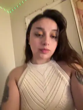 CharmingMaddie online show from April 9, 2026, 5:42 am