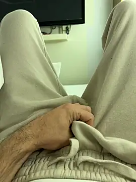 Snapshot of Frankieyyy1 chatting on November 14, 2025, 10:30 am Frankieyyy1 online show from November 14, 2025, 10:30 am