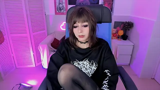 CrystallBloom online show from November 5, 2025, 4:10 pm