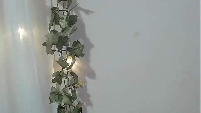 angelainparis28 online show from November 13, 2025, 7:23 am