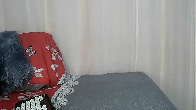 angelainparis28 online show from November 7, 2025, 7:02 am