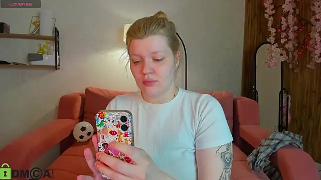 Snapshot of Michele_Greenn chatting on June 14, 2026, 1:02 am Michele Greenn online show from June 14, 2026, 1:02 am
