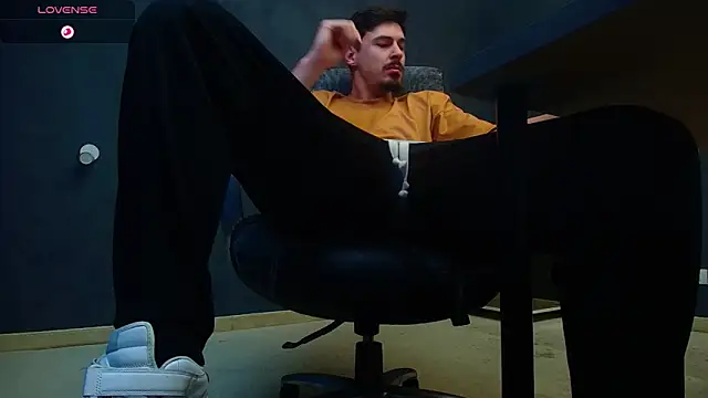 EnzoRace online show from November 9, 2025, 7:23 am