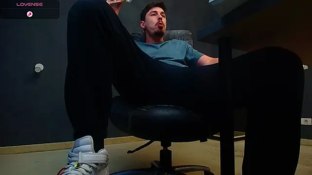 EnzoRace online show from November 8, 2025, 5:55 am